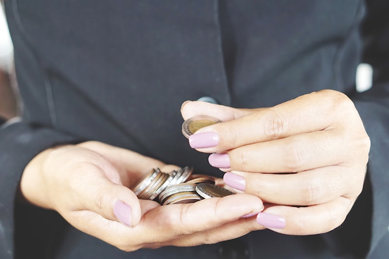 AC_A_036-How-Can-I-Afford-a-New-AC-System-C-19_FINAL-woman-counting-coins-pink-fingernails